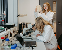 junge Wissenschaftlerinnen im Labor