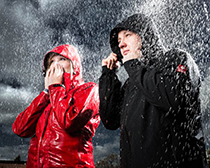 zwei Menschen im Regenwetter