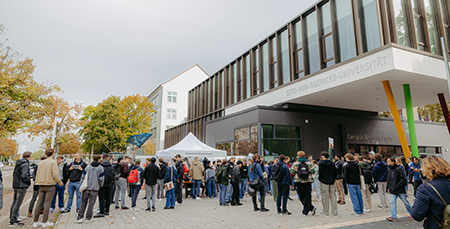 Vor dem Campus Welcome Center