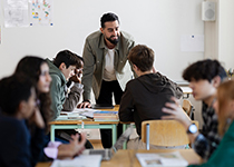 Ein Lehrer vor einer Klasse Ein Lehrer vor einer Klasse
