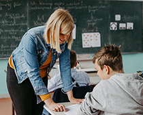 Lehrerin im Klassenzimmer