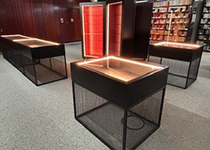 Ausstellungsvitrinen in der UB