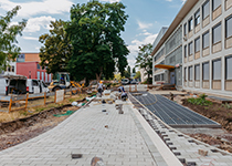 Campus-Allee vor dem Gebäude 16 Campus-Allee vor dem Gebäude 16