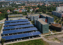PV-Carports hinter Gebäude 40