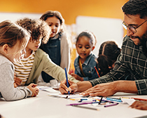 Schüler arbeiten mit dem Lehrer