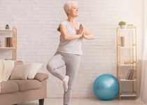Ältere Frau beim Yoga