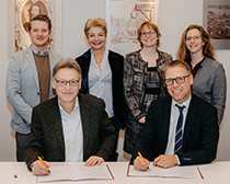Unterschrift unter den Vertrag zur Universitätsschule