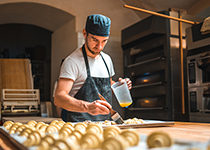 Bäcker bei der Arbeit Bäcker bei der Arbeit