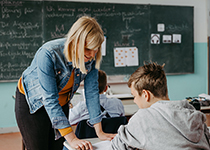 Lehrerin mit einem Schüler
