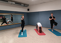 Mitarbeiterinnen beim Joga Mitarbeiterinnen beim Joga