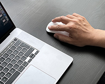 Laptop auf dem Tisch, an dem eine Umfrage ausgefüllt wird