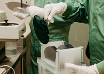 Mikrochip im Reinraum