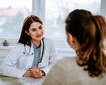 Gespräch einer jungen Ärztin mit einer Patientin