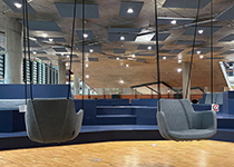 Schaukeln in der Universitätsbibliothek Schaukeln in der Universitätsbibliothek