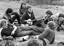 Gruppe singender Studenten