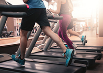 Im Fitness-Studio auf dem Laufband