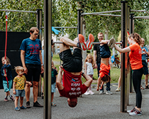 Kinder und Eltern turnen an der Calisthenics-Anlage in der Zschokkestraße