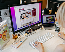 Frau arbeitet am Bildschirm mit der Webseite der Uni