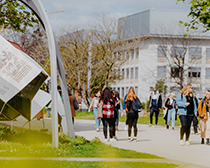 Campusgelände mit Menschen