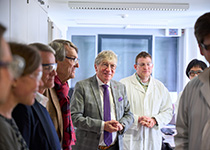 Prof. Schinzer im Labor mit seinen Gästen Prof. Schinzer im Labor mit seinen Gästen