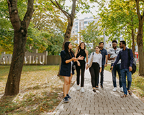 Internationals die über den Campus gehen
