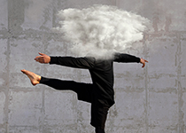 Tanzender Mann mit einer Wolke als Kopf Tanzender Mann mit einer Wolke als Kopf