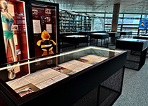 Foto von der Ausstellung in der UB Foto von der Ausstellung in der UB