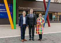 er Rektor der Universität Magdeburg, Prof. Dr.-Ing. Jens Strackeljan, der Leiter des Instituts für Klinische Immunologie und Zelltherapeutika, Prof. Dr. med. Stephan Fricke und die Dekanin der Medizinischen Fakultät, Prof. Dr. Daniela Dieterich (von links nach rechts). er Rektor der Universität Magdeburg, Prof. Dr.-Ing. Jens Strackeljan, der Leiter des Instituts für Klinische Immunologie und Zelltherapeutika, Prof. Dr. med. Stephan Fricke und die Dekanin der Medizinischen Fakultät, Prof. Dr. Daniela Dieterich (von links nach rechts).