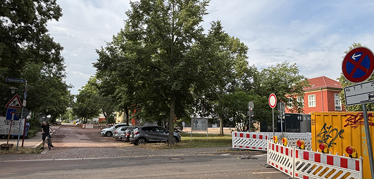 Einfahrt zum Campus