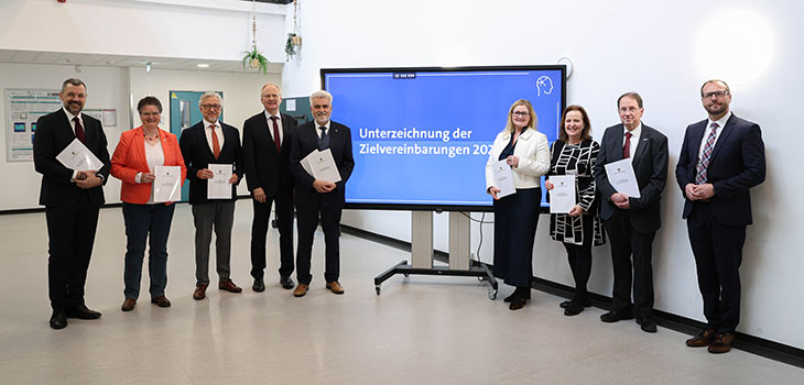 Gruppe mit unterzeichneten Zielvereinbarungen 
