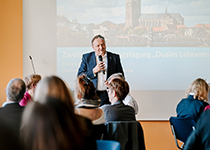 Jürgen Böhm, Staatssekretär, Ministerium für Bildung des Landes Sachsen-Anhalt, hält das Grußwort