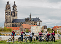 Fahrradfahrer vor dem Magdeburger Dom