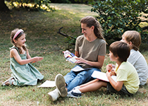 Lehrerin mit Kindern in der Natur
