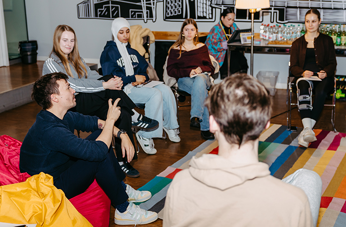 Mit Notizblock, Sitzsack und vielen Fragen