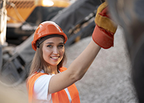 Frau mit Bauhelm