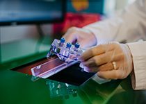 Hände in einem Labor