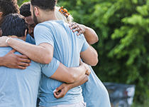 Menschen, die sich umarmen