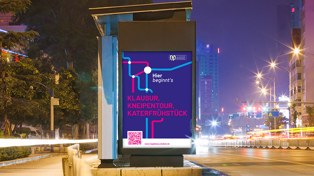 Die neue Studierendenmarketingkampagne an einer Staßenbahnhaltestelle.