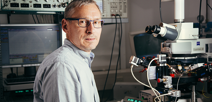 Prof. Dr. Volkmar Leßmann an einem elektrophysiologischen Messplatz, an dem synaptische Signale des Maus-Hippocampus gemessen werden. (Foto: Harald Krieg / Uni Magdeburg) Prof. Dr. Volkmar Leßmann an einem elektrophysiologischen Messplatz, an dem synaptische Signale des Maus-Hippocampus gemessen werden. (Foto: Harald Krieg / Uni Magdeburg)