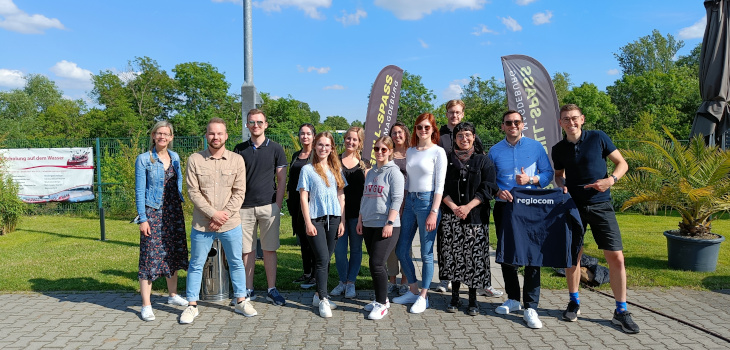 Stipendiaten und Förderer bei Floßfahrt mit Regiocom Floßfahrt Regiocom Header 730x350