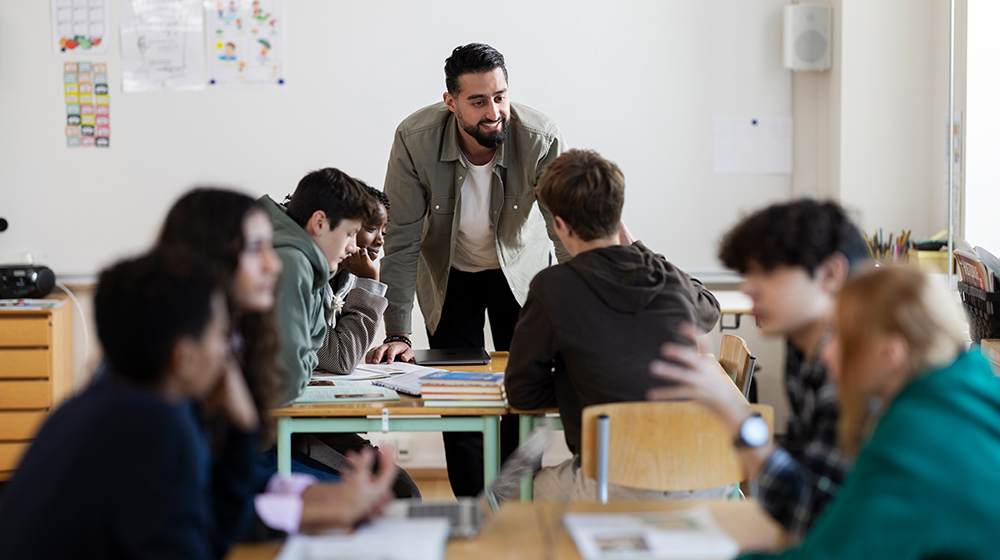 /unimagdeburg_media/Presse/Bilder/Pressemitteilungen/2026/Ein+Lehrer+vor+einer+Klasse+%28c%29+gettyimages-height-560-width-1000.jpg