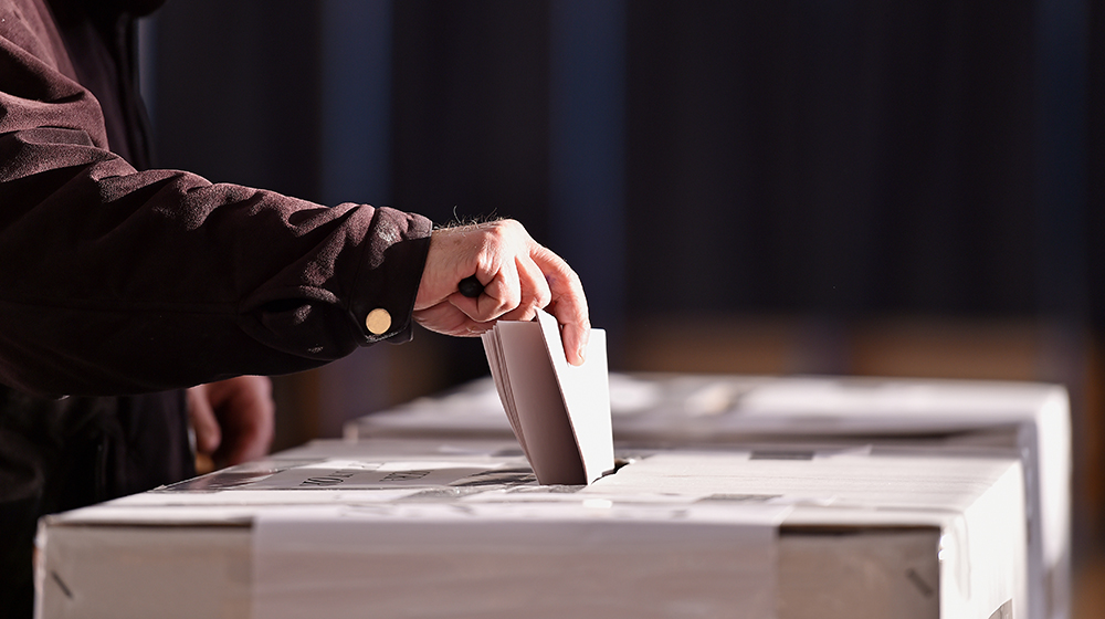 /unimagdeburg_media/Presse/Bilder/Pressemitteilungen/2026/Mann+an+Wahlurne+%28c%29+shutterstock-height-560-width-1000.jpg