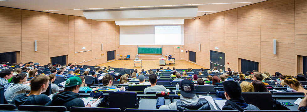 Studierende sitzen im Hörsaal 6 (c) Jana Dünnhaupt/Uni Magdeburg