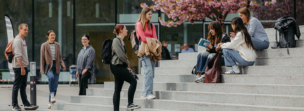 Studierende stehen vor der FHW (C) Jana Dünnhaupt/Uni Magdeburg