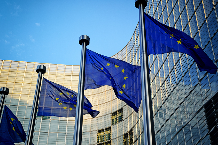 Fahnen der Europäischen Union (c) shutterstock / Symbiot Fahnen der Europäischen Union (c) shutterstock / Symbiot